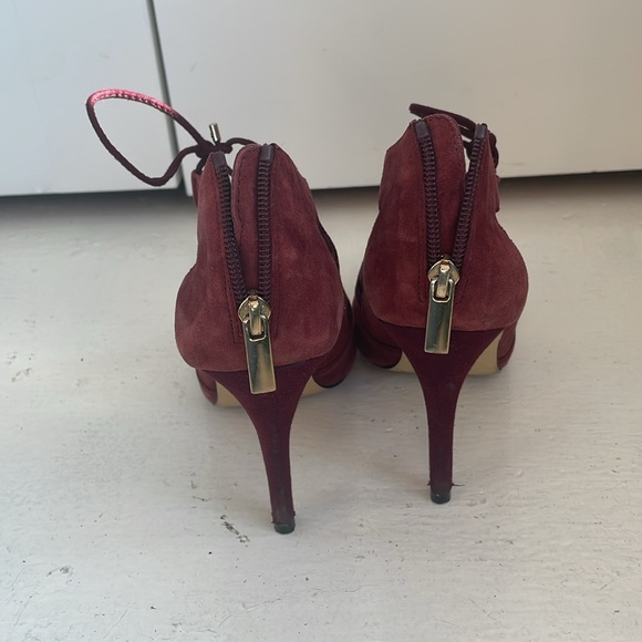Selling gorgeous cranberry coloured Saks Fifth Avenue heels 7.5 - Picture 3 of 4